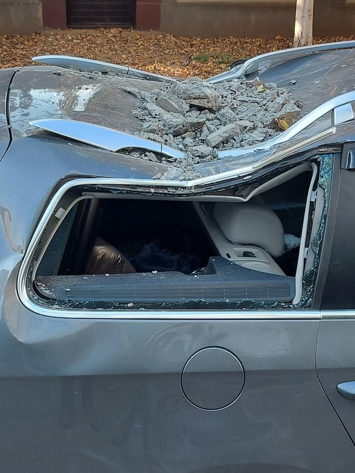 FLASH // Caz inedit în Capitală. Un stâlp a căzut peste un automobil
